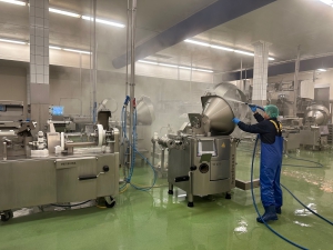 Medewerker van Hygiëneplan reinigt een productieafdeling.